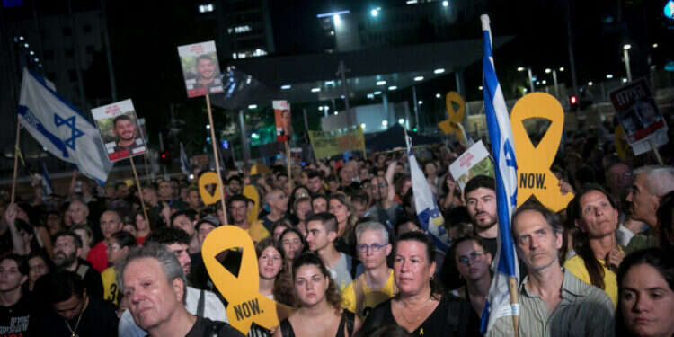 הפגנה בעד שחרור חטופים. צילום: מרים אלסטר פלאש 90 משערת שהמחבל שרצח את אמא ישוחרר ראשון. הפגנה בעד שחרור חטופים. צילום: מרים אלסטר פלאש 90