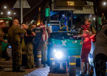 חיילי מילואים מחכים להסעה לצפון. צילום: חיים גולדברג, פלאש 90