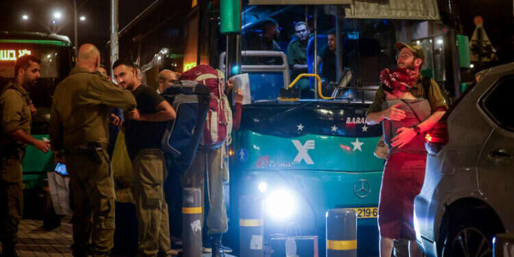 חיילי מילואים מחכים להסעה לצפון. צילום: חיים גולדברג, פלאש 90