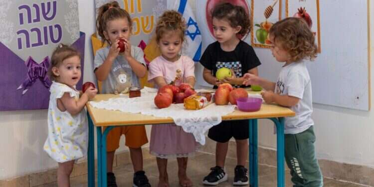 ילדי מושב ישרש נערכים לראש השנה. צילום: יוסי אלוני - פלאש 90 חמאס נכנע, ח'מינאי חוסל: סיכום השנה שתהיה