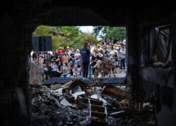 תושבי קיבוץ בארי בצעדה וטקס לציון טבח ה-7 באוקטובר. צילום: יונתן זינדל - פלאש 90