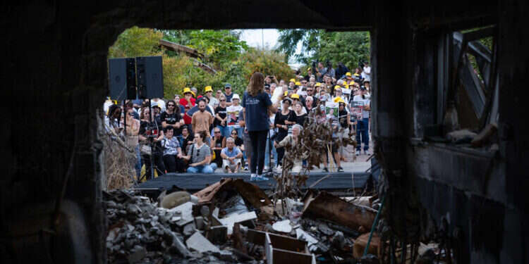 תושבי קיבוץ בארי בצעדה וטקס לציון טבח ה-7 באוקטובר. צילום: יונתן זינדל - פלאש 90
