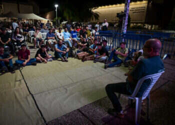 שיח בכיכר החטופים. צילום: אבשלום ששוני - פלאש 90