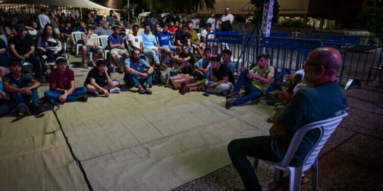 שיח בכיכר החטופים. צילום: אבשלום ששוני - פלאש 90 שיח בכיכר החטופים. צילום: אבשלום ששוני - פלאש 90