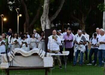 תפילת יום הכיפורים בגן מאיר. צילום: תומר ניוברג - פלאש 90