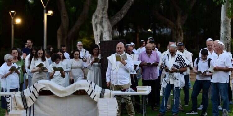 תפילת יום הכיפורים בגן מאיר. צילום: תומר ניוברג - פלאש 90 תפילת יום הכיפורים בגן מאיר. צילום: תומר ניוברג - פלאש 90