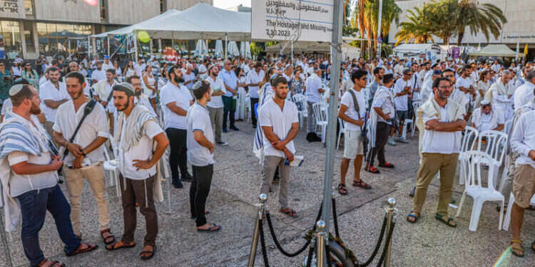 יום כיפור בתל אביב: אלפים הגיעו להתפלל בכיכר החטופים