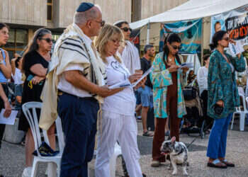 יום כיפור בתל אביב: אלפים הגיעו להתפלל בכיכר החטופים