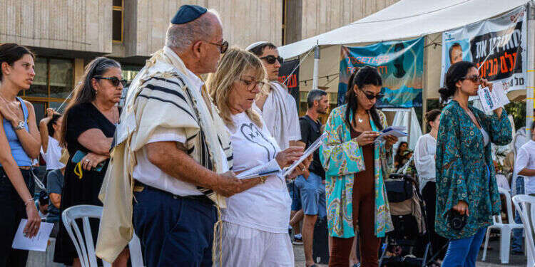 תפילת נעילה בכיכר החטופים. צילום: Yehoshua Yosef/Flash90 יום כיפור בתל אביב: אלפים הגיעו להתפלל בכיכר החטופים