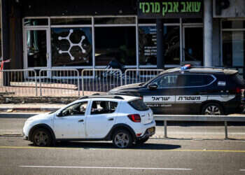 הרכב שנפגע מרקטה סמוך לעכו. צילום: פלאש 90