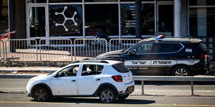 הרכב שנפגע מרקטה סמוך לעכו. צילום: פלאש 90