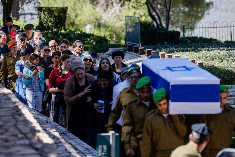רצה ללמוד תורה ולחבר בין אנשים. הלוויתו של אבירם ז"ל בהר הרצל, ערב שמחת תורה. צילום: חיים גולדברג, פלאש 90