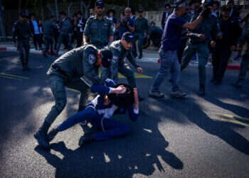 הפגנות חרדים סמוך לתל השומר. צילום: Avshalom Sassoni/Flash90 שוטר נפצע במחאת החרדים בלשכות הגיוס: כמה מפגינים נעצרו