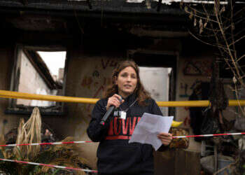 עמית סוסנה על חורבות ביתה בכפר־עזה, בהצהרה לתקשורת. צילום: אמיר לוי, גטי אימג'ס