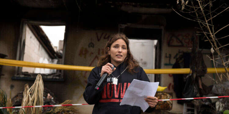 עמית סוסנה על חורבות ביתה בכפר־עזה, בהצהרה לתקשורת. צילום: אמיר לוי, גטי אימג'ס