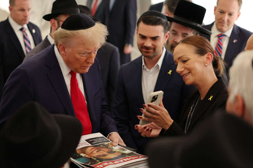 "כולם חלק מאותה המשפחה". יעל אלכסנדר, אמו של עדן אלכסנדר החטוף בעזה, עם שפירו וטראמפ באוהל חב"ד הסמוך לקברו של הרבי מלובביץ', ב־7 באוקטובר 2024. צילום: גטי אימג'ס