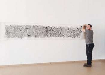 איתן עם היצירה "קומא". צילום: נעמה פז