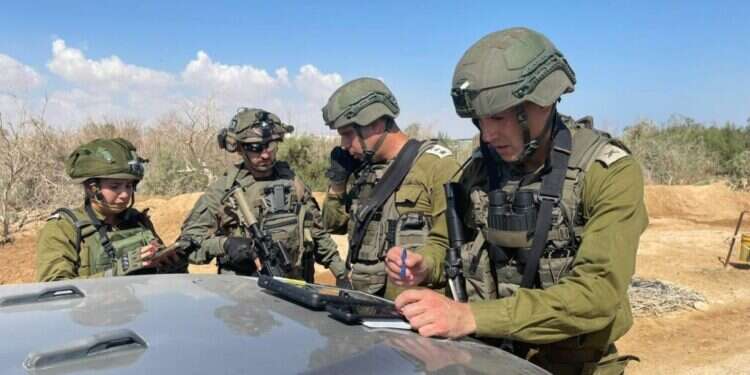 מפקד אוגדה 80 ומח״ט יואב בזירת האירוע. צילום: דובר צה"ל