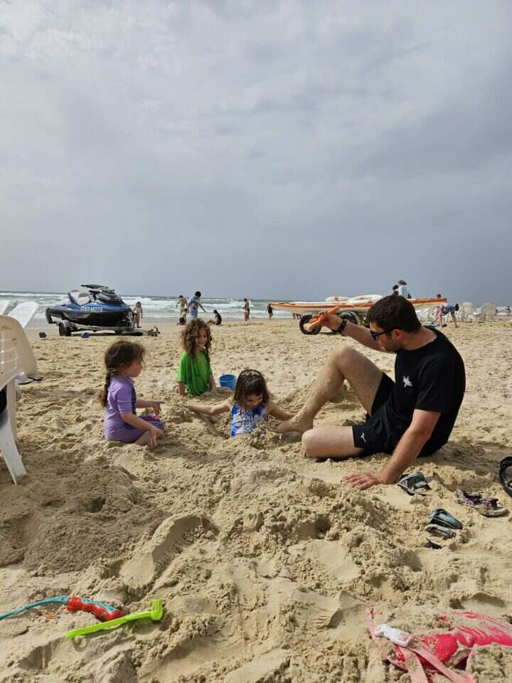 ישי גרינבאום ז"ל עם ילדיו. צילום: באדיבות המשפחה