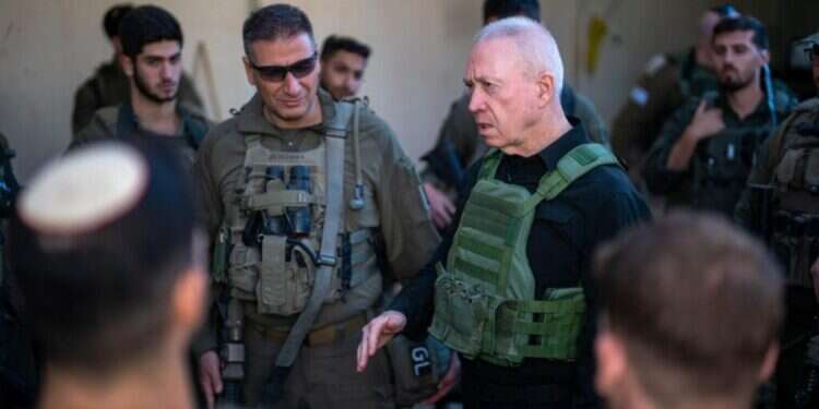 שר הביטחון עם הלוחמים בגבול לבנון. צילום: אריאל חרמוני - משרד הביטחון שר הביטחון עם הלוחמים בגבול לבנון. צילום: אריאל חרמוני - משרד הביטחון