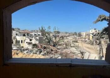 מבט על חורבות רפיח. צולם מחלון הבניין בו חוסל סינוואר. צילום: אורלי גולדקלנג