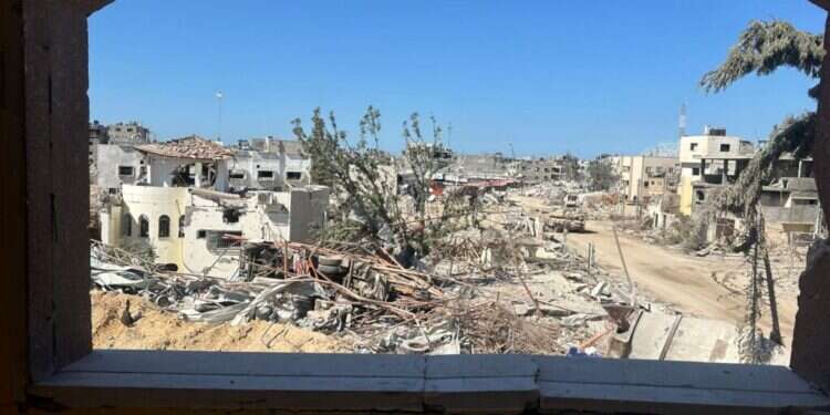 מבט על חורבות רפיח. צולם מחלון הבניין בו חוסל סינוואר. צילום: אורלי גולדקלנג מבט על חורבות רפיח. צולם מחלון הבניין בו חוסל סינוואר. צילום: אורלי גולדקלנג