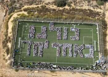 1,300 תלמידות צעדו יחד לציון שנה למלחמה