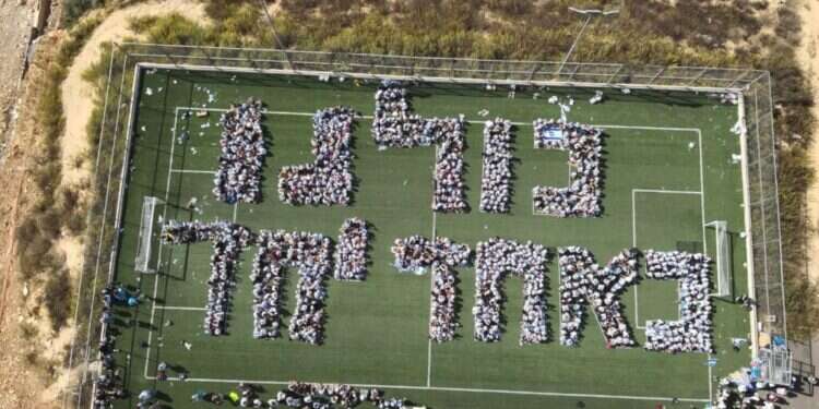 1,300 תלמידות צעדו יחד לציון שנה למלחמה