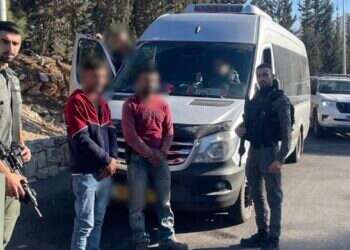 עם כרזות להשבת החטופים: נעצר חשוד בזמן שהבריח 15 פלסטינים