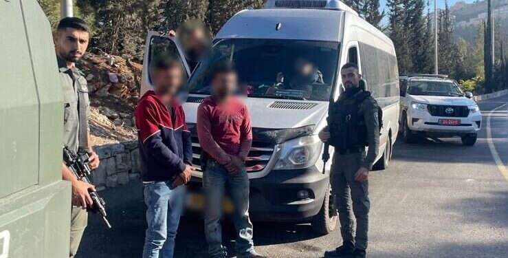 לוחמי מג עם כרזות להשבת החטופים: נעצר חשוד בזמן שהבריח 15 פלסטינים