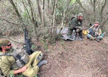 לוחמי מילואים של צה לוחמי מילואים של צה"ל בתוך "שמורת הטבע" של חיזבאללה, השבוע. צילומים: חגי סגל