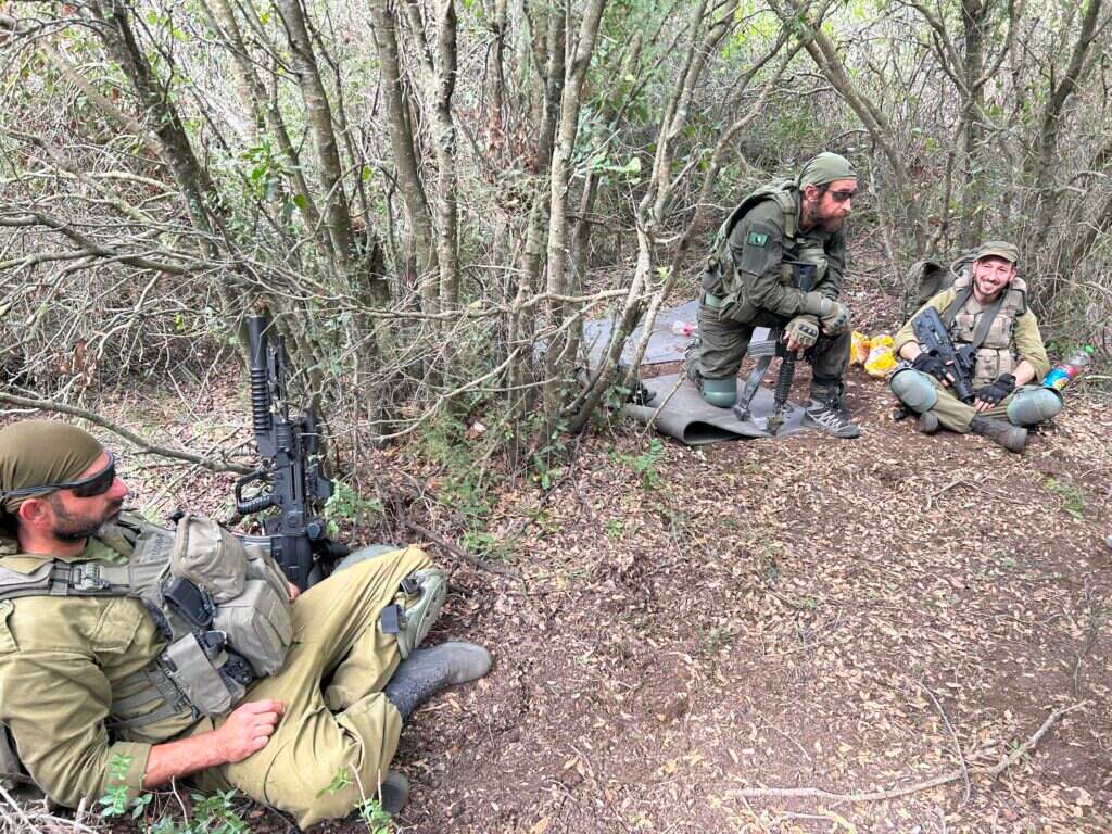 לוחמי מילואים של צה לוחמי מילואים של צה"ל בתוך "שמורת הטבע" של חיזבאללה, השבוע. צילומים: חגי סגל