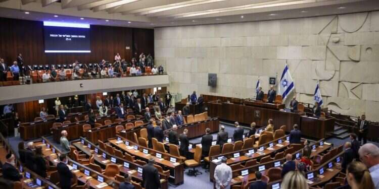 דקת דומייה במליאה לזכר נרצחי הטבח וחללי המלחמה. צילום: נועם מושקוביץ, דוברות הכנסת נתניהו במליאה: "האסטרטגיה שלנו – פירוק ציר הרשע"