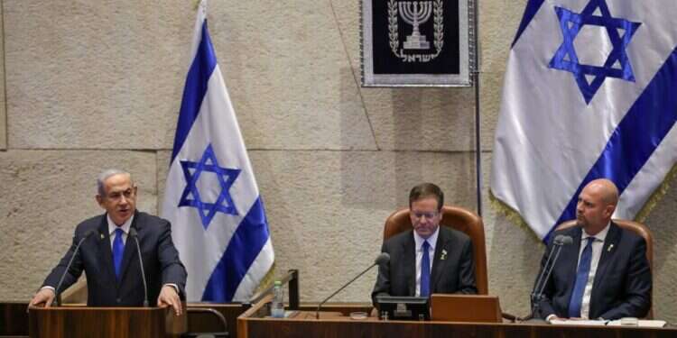 נתניהו נואם בפתיחת מושב הכנסת, לצידו הרצוג ואוחנה. צילום: נועם מושקוביץ, דוברות הכנסת נתניהו במליאה: "האסטרטגיה שלנו – פירוק ציר הרשע"