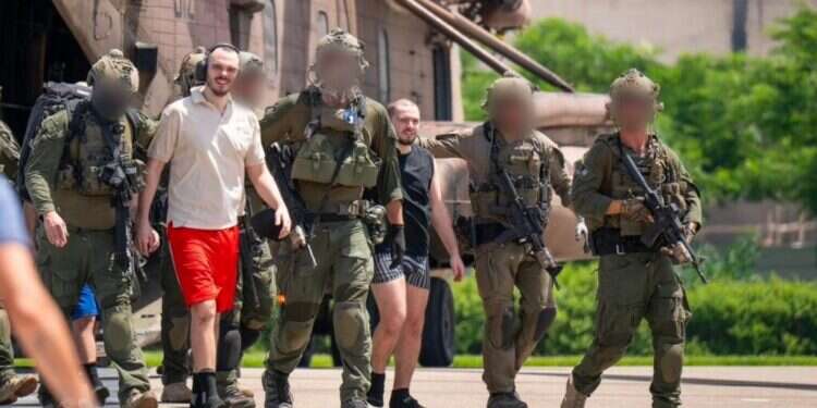 החטופים אלמוג מאיר ג'אן, אנדריי קוזלוב ושלומי זיו לאחר החילוץ. צילום: דובר צה החטופים אלמוג מאיר ג'אן, אנדריי קוזלוב ושלומי זיו לאחר החילוץ. צילום: דובר צה"ל