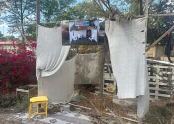 מצווים לשמוח. הסוכה בגינת ביתה של משפחת קדם־סימן טוב.