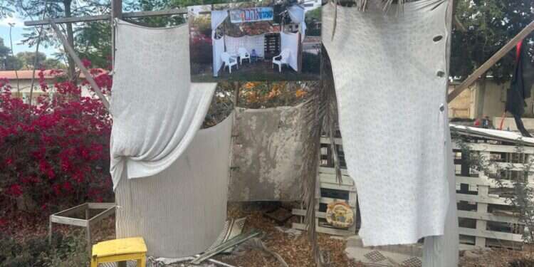 מצווים לשמוח. הסוכה בגינת ביתה של משפחת קדם־סימן טוב.