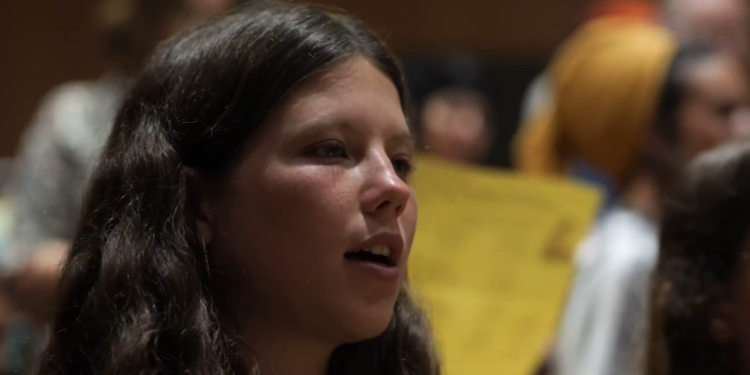 שירת המונים לשחרור החטופים. צילום מסך מיוטיוב "אתה לא לבד": משפחתו של אבינתן אור בשירת המונים לתמיכה בשחרור החטופים