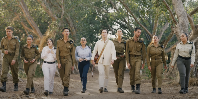 קליפ השיר הקרב הבא. צילום מסך מיוטיוב קליפ השיר הקרב הבא. לי בירן ליבי רן להקות הצבאיות צה"ל