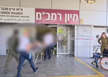 צילום: דוברות רמב הפצועים מגיעים לבית החולים.