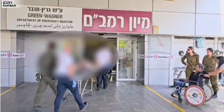 הפצועים מגיעים לבית החולים.