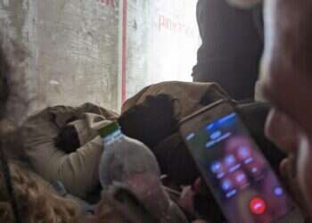 ענר עומד במיגונית. צילום: איתמר שפירא