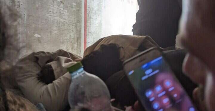 ענר שפירא עומד במיגונית. צילום: איתמר שפירא ענר עומד במיגונית. צילום: איתמר שפירא