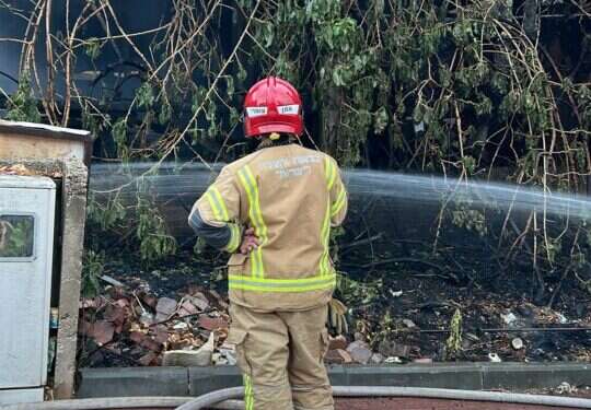 כבאי בזירת השרפה. צילום: כבאות והצלה הציתה דירה, חיכתה שהכבאים יגיעו ושפכה עליהם חומר דליק