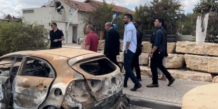 המבקר אנגלמן בבארי, ימים ספורים לאחר הטבח. צילום: משרד מבקר המדינה מבקר המדינה: "אחרי שנה – לאזרחי ישראל מגיעות תשובות"