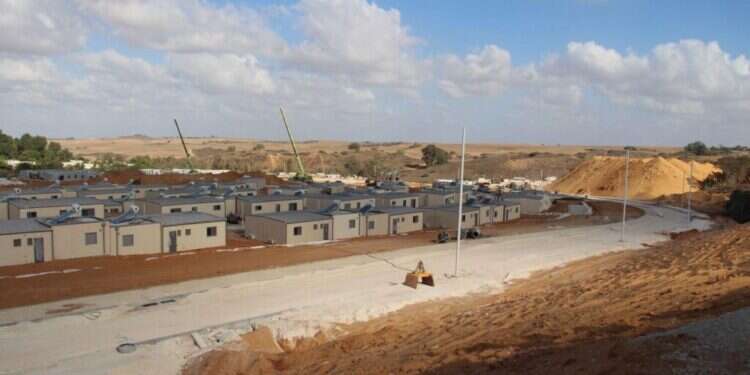 תושבי כפר עזה קיבלו מפתחות למגוריהם הזמניים