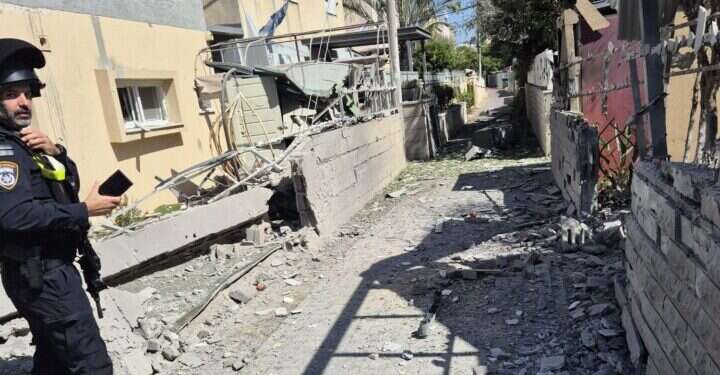 מד מטח כבד על חיפה והקריות – פגיעה ישירה בבניין בקריית ים