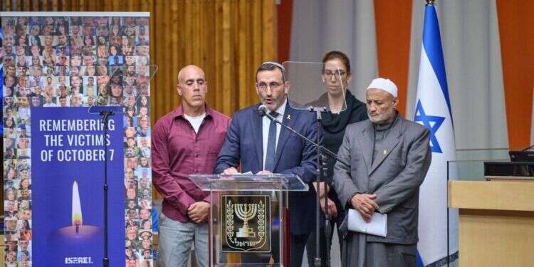 הרב פרץ בעת נאומו באו בכוח האו"ם להשיב את החטופים הביתה