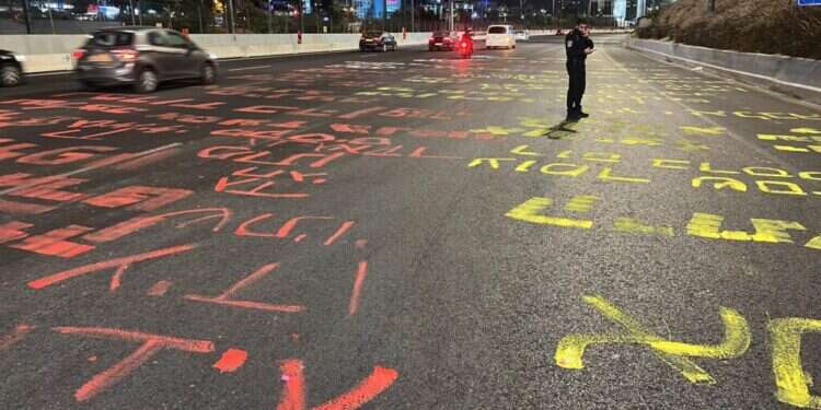 גרפיטי במוצאי יום הכיפורים על שדרות איילון. משטרת ישראל בצאת יום הכיפורים: מפגינים מדליקים מדורה וכמעט שורפים שוטרים | תיעוד