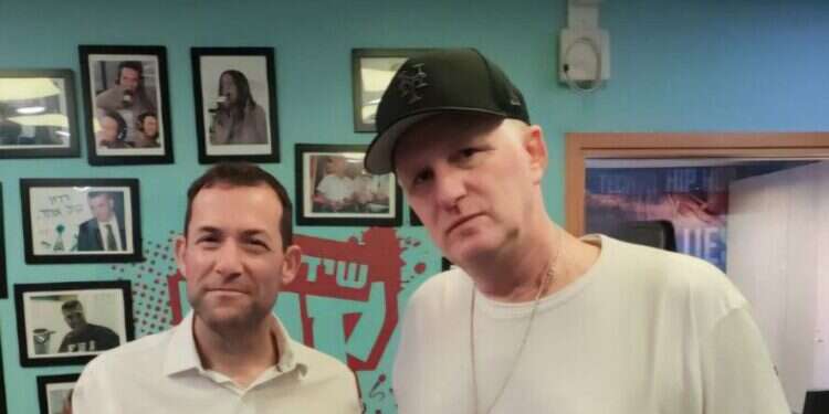 מייקל רפפורט ויוסי דגן. צילום מוא שחקן "חברים" ביקר בשומרון: "אתם אנשים יפים וייחודיים ביותר"